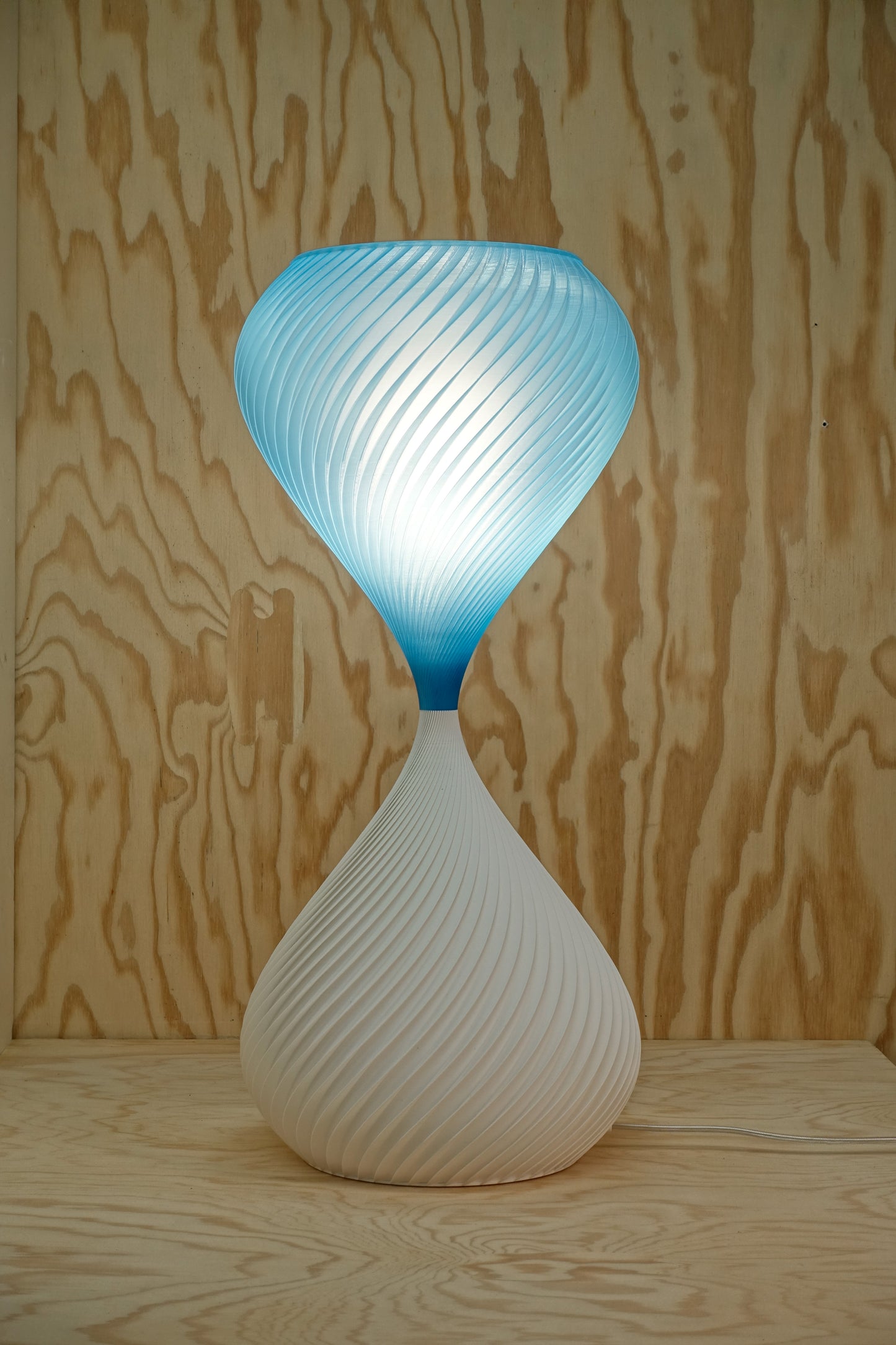 S2_21  Iceland Bleu & Milky White