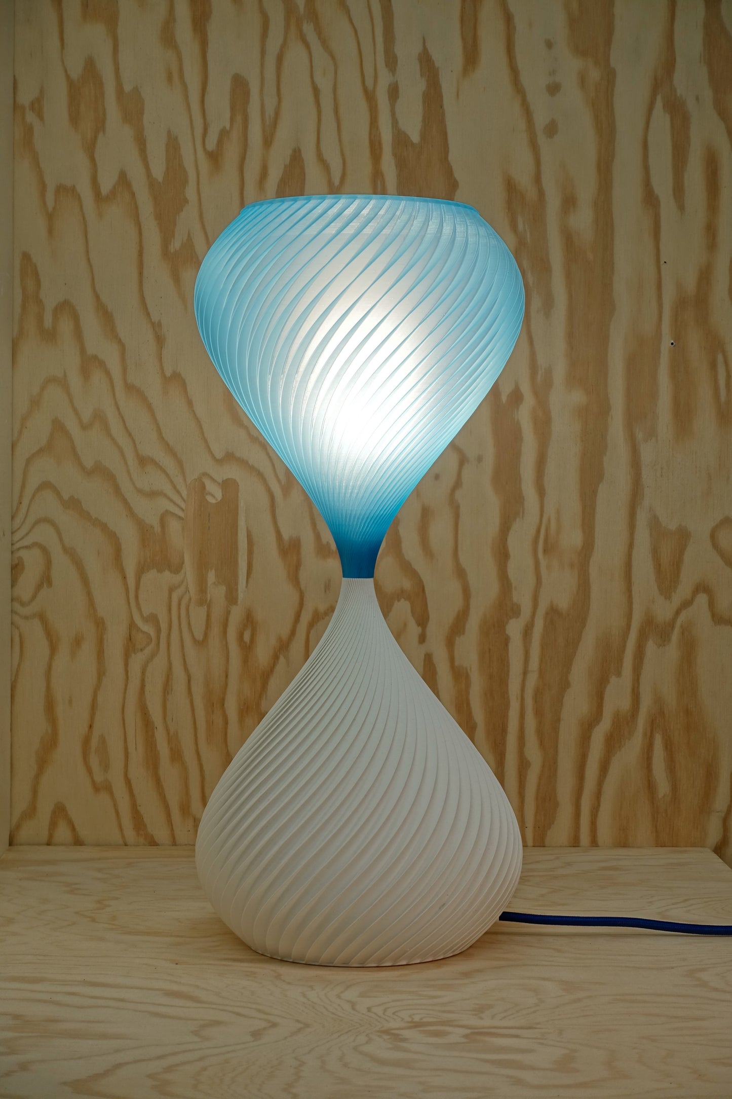 S2_17 Iceland Bleu & Milky White