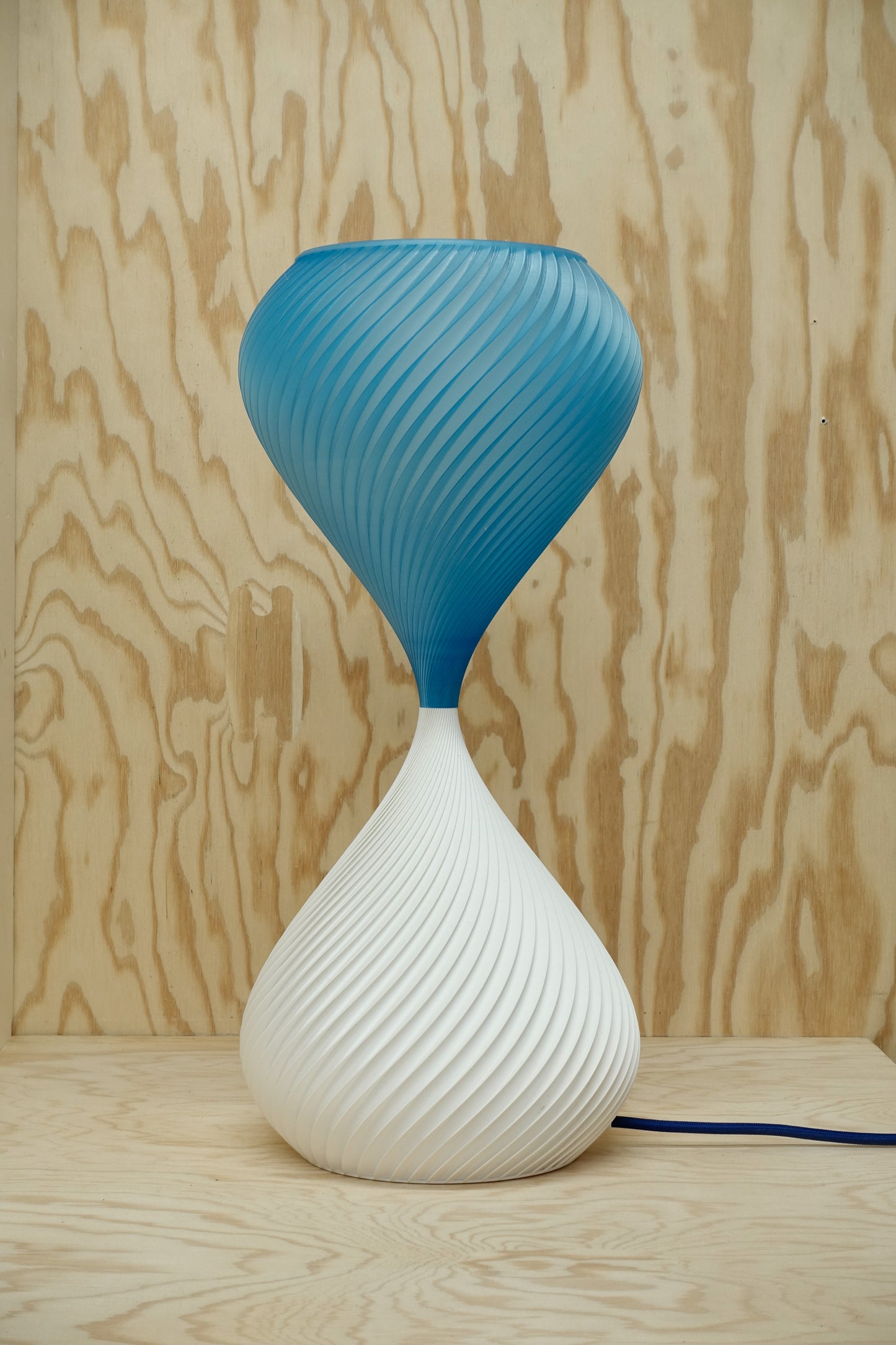 S2_17 Iceland Bleu & Milky White